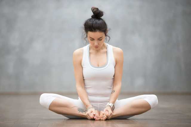 Baddha Konasana (Bağlı Açı Pozu): Nasıl Yapılır? Talimatlar & Faydaları