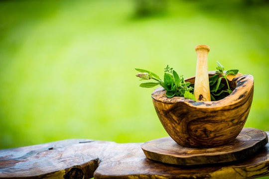 Ayurveda ve Şifalı Bitkiler: Bitki Tıbbı ve Doğal İlaçların Geleneksel Kullanımı